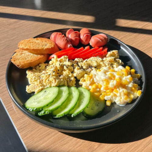 Скрамбл з крихітками та овочами